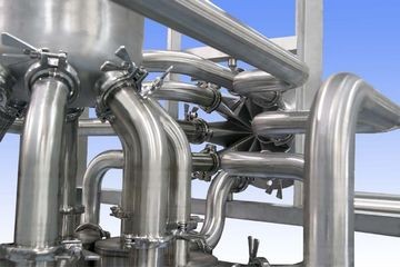 Нержавеющие трубы присоединенные к ёмкости